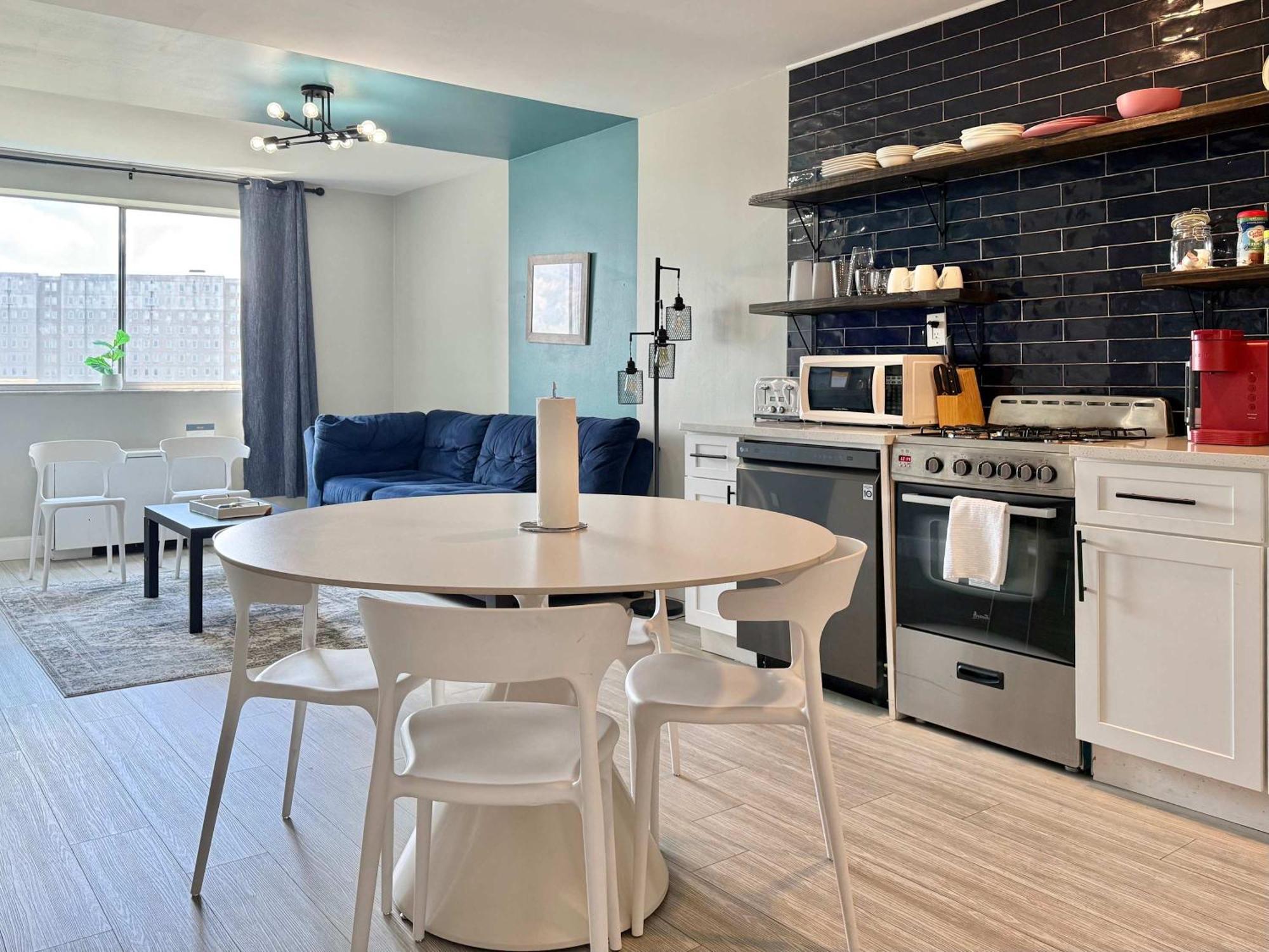 Close To Everywhere Downtown Onsite Parking Lm1004 Holiday home