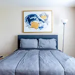 Cozy Townhouse In The Heart Of The City!