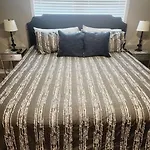City Living W/ Free Parking. 9 Miles From Truist!
