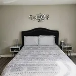 City Living W/ Free Parking. 9 Miles From Truist!