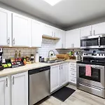 Modern Swank Luxury Aptmins The Battery3Bd2Br