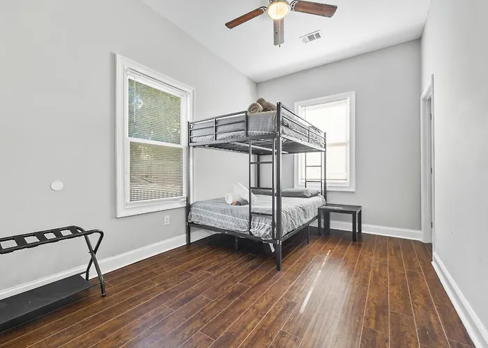20% Off! Spacious 4Br House W/ Free Parking, Wi-Fi