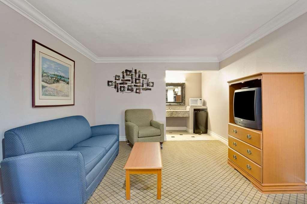 Hotel Baymont By Wyndham College Park Atlanta Airport South 3*