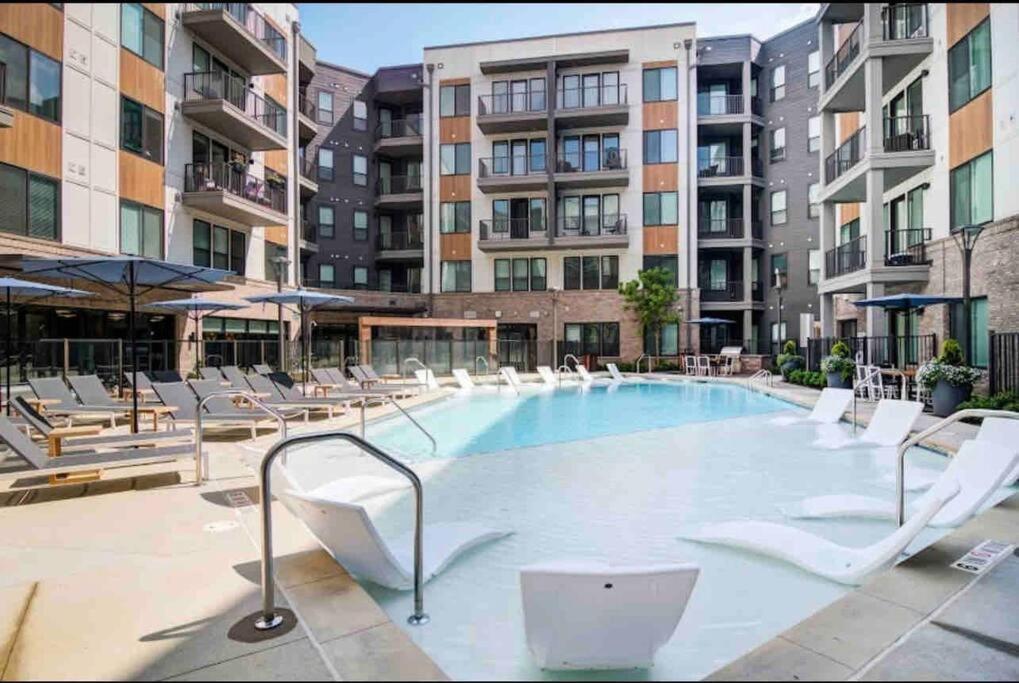 The Center Peach Apartment *