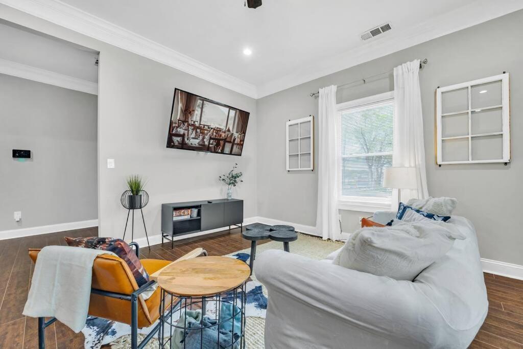 20% Off! Spacious 4br House W/ Free Parking, Wi-fi *