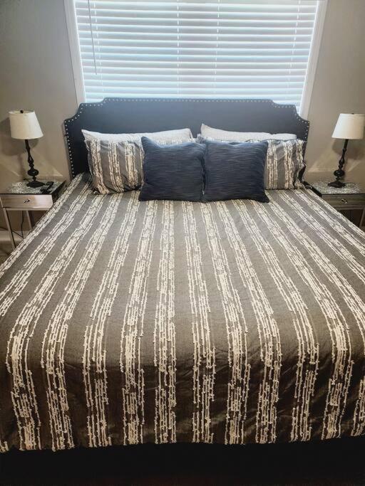 City Living W/ Free Parking. 9 Miles From Truist! Apartment *