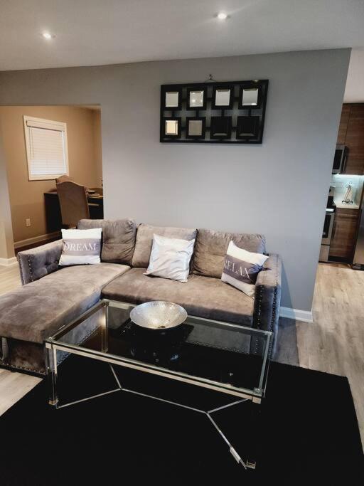 City Living W/ Free Parking. 9 Miles From Truist! Apartment