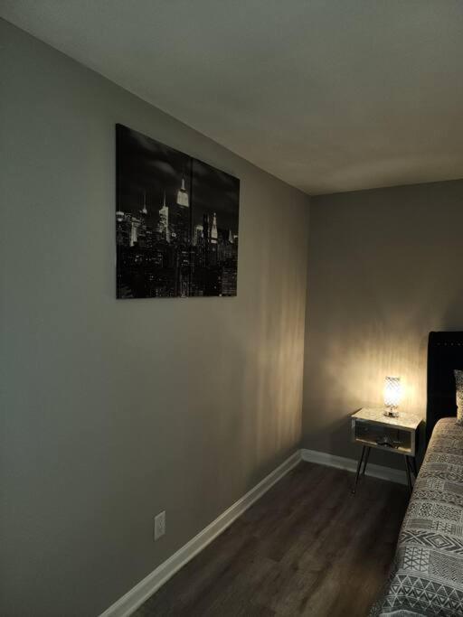 City Living W/ Free Parking. 9 Miles From Truist!