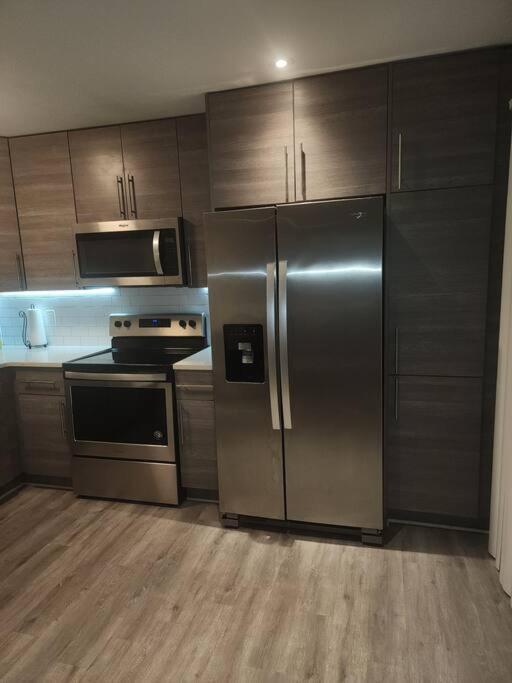 Apartment City Living W/ Free Parking. 9 Miles From Truist! *