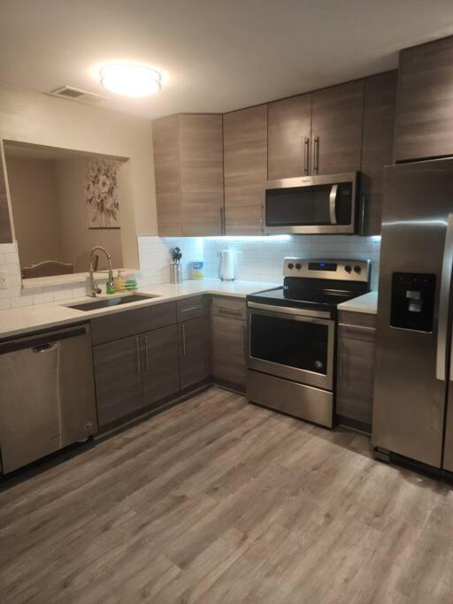 City Living W/ Free Parking. 9 Miles From Truist! Atlanta
