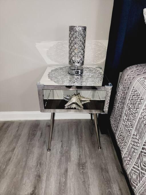 City Living W/ Free Parking. 9 Miles From Truist! Apartment *
