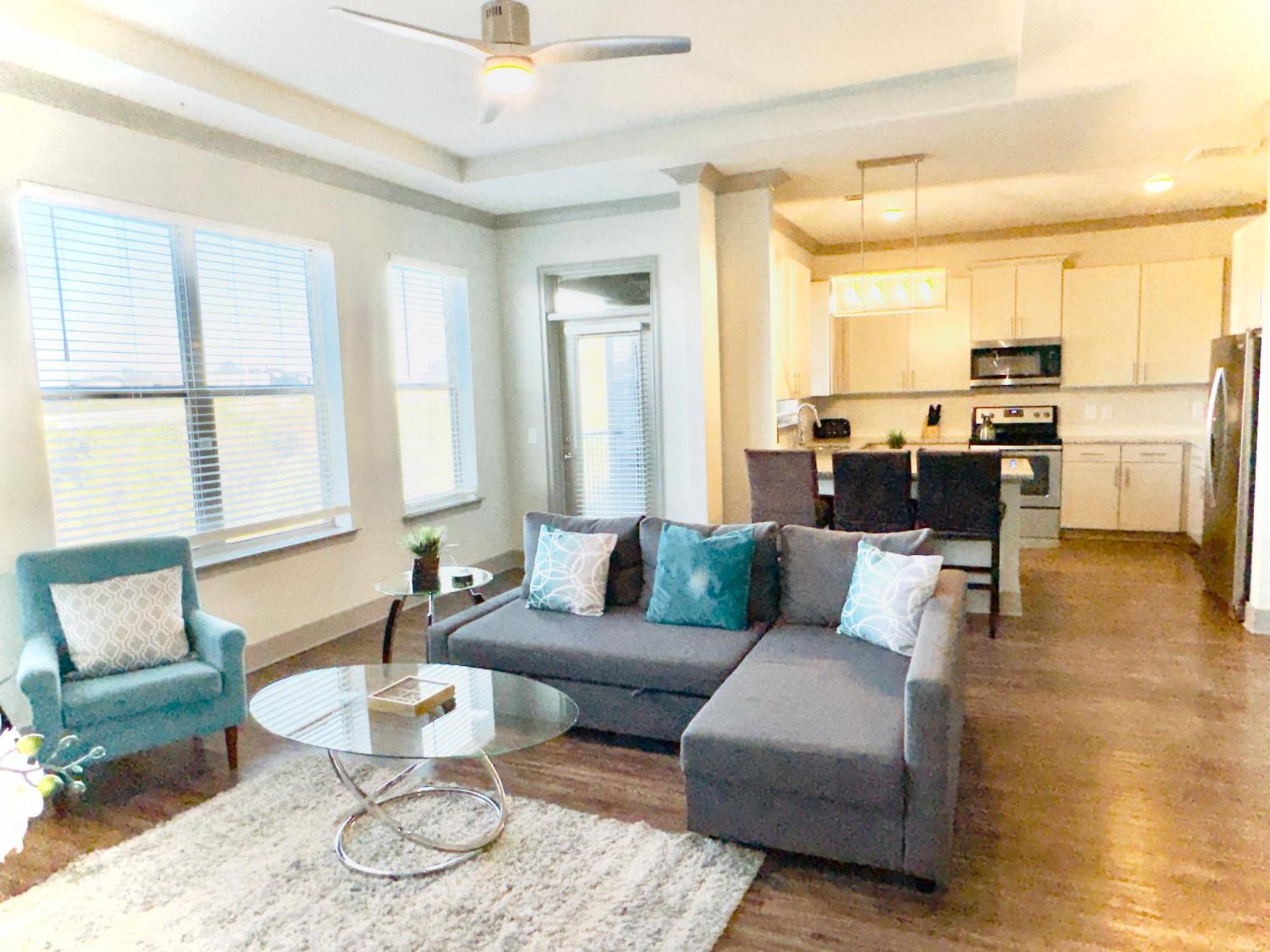 Buckhead Quarters- Spacious With Private Balcony *