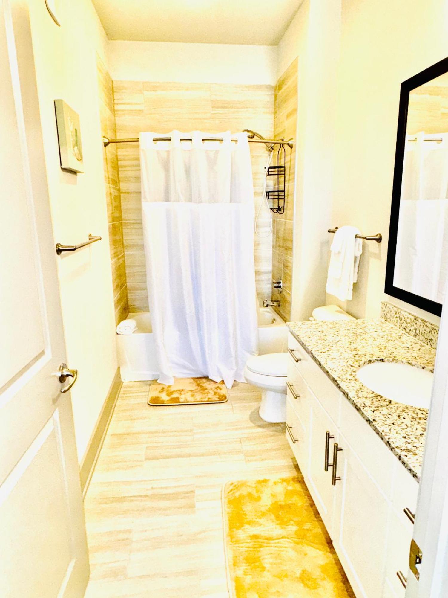 Buckhead Quarters- Spacious With Private Balcony *