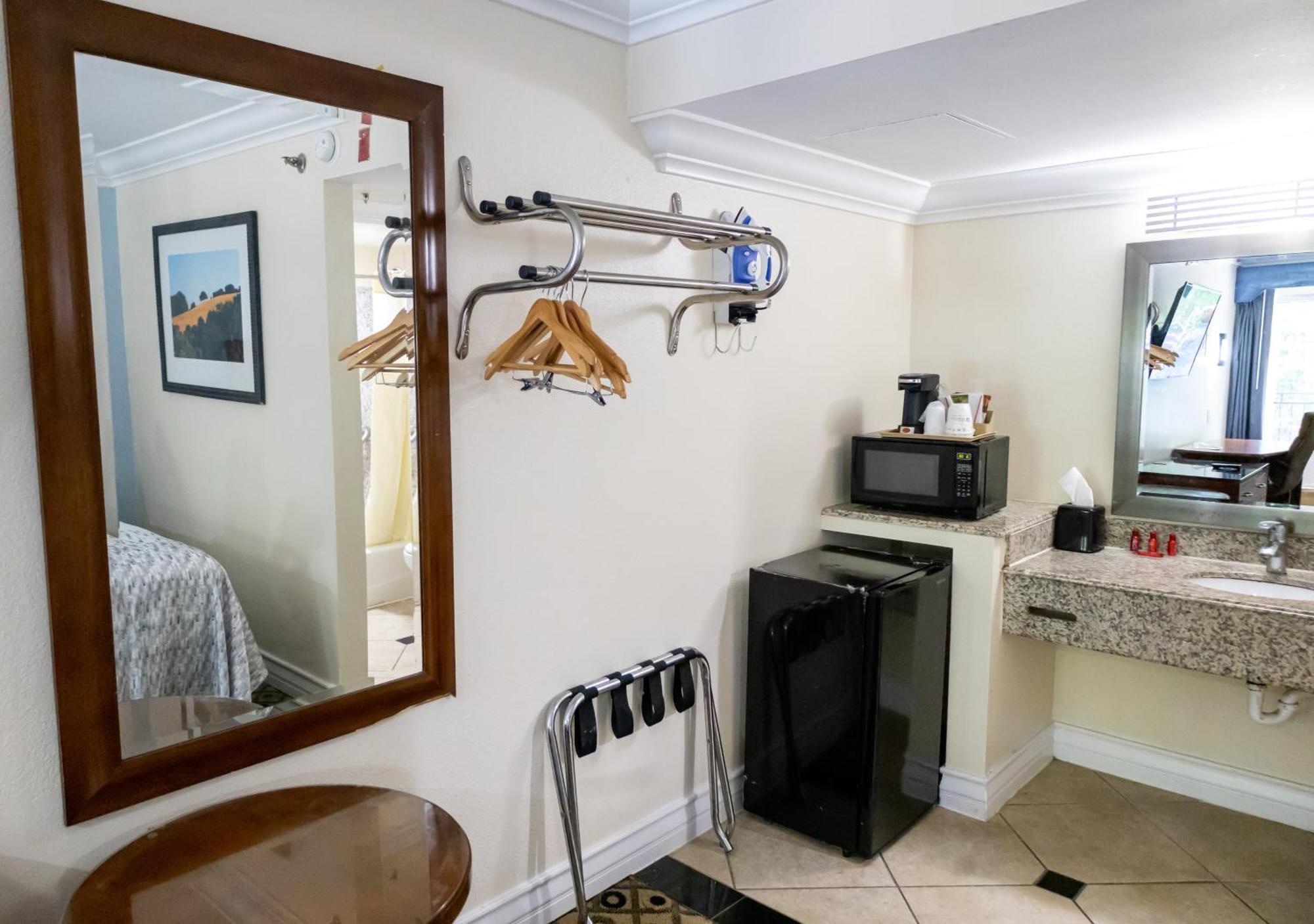 Hotel Baymont By Wyndham College Park Atlanta Airport South 3*
