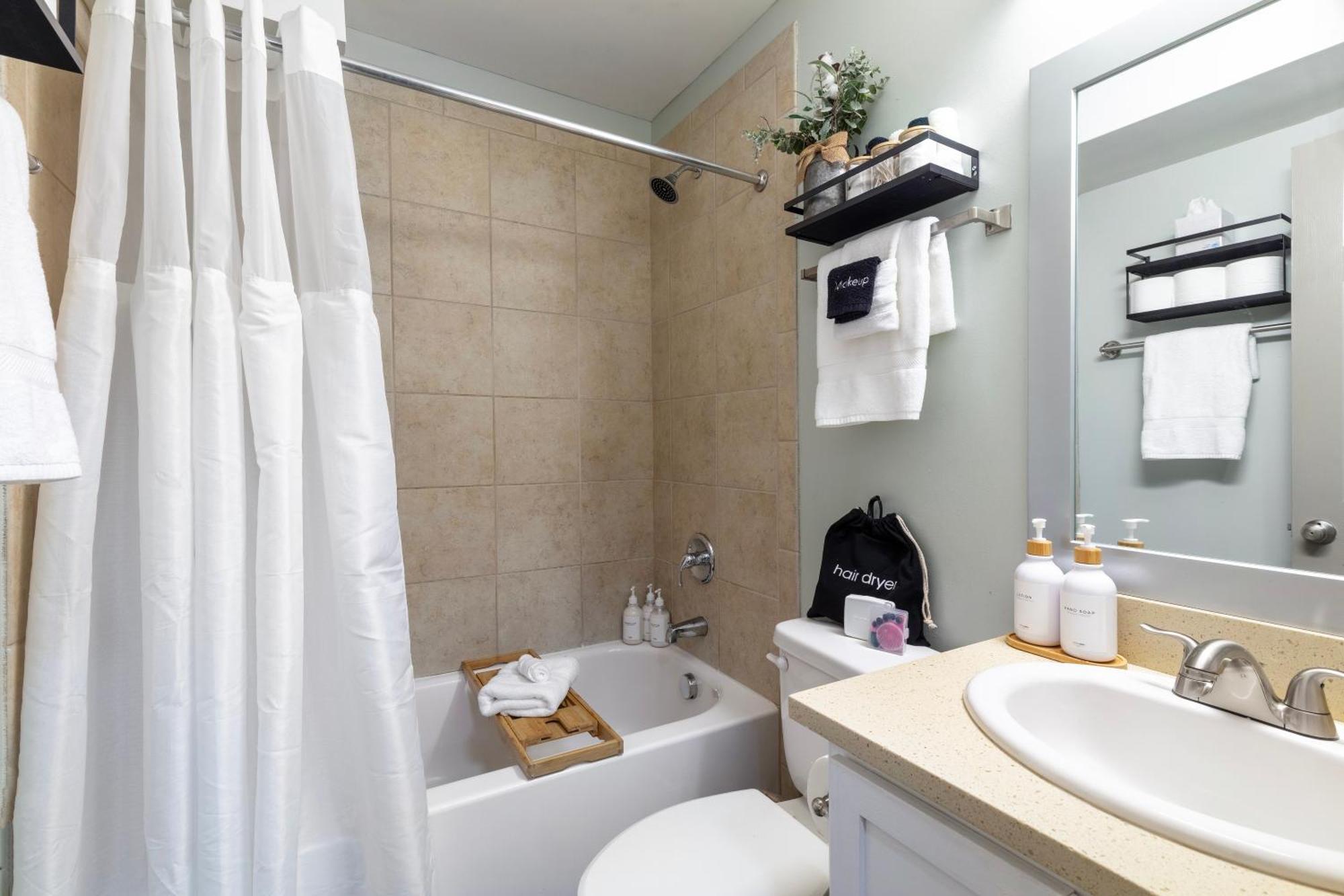 Modern Swank Luxury Aptmins The Battery3bd2br * Atlanta