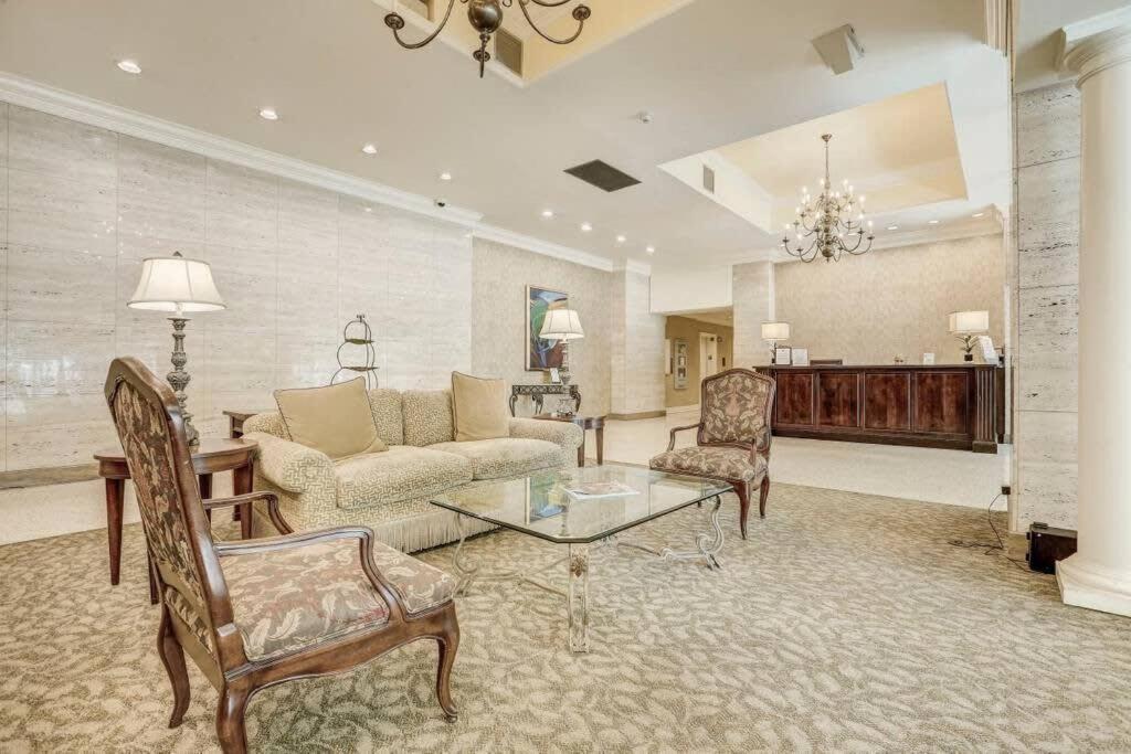 Center Downtown! King Bed! Private Balcony! Pt8i