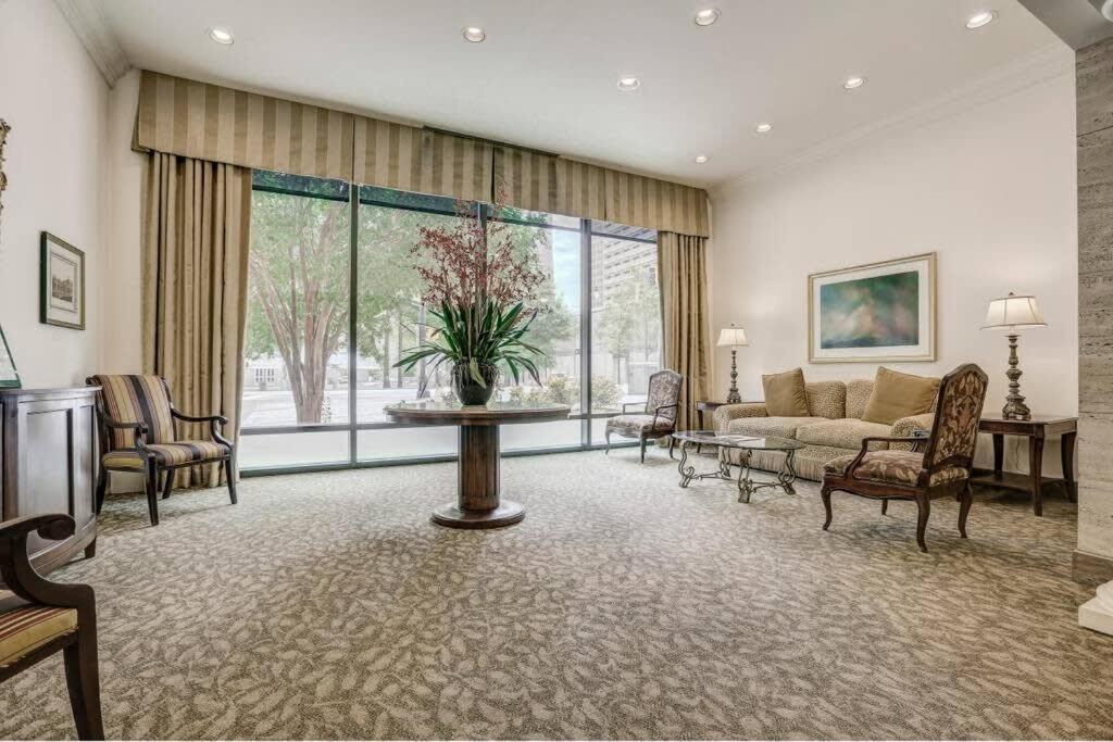 Center Downtown! King Bed! Private Balcony! Pt8i