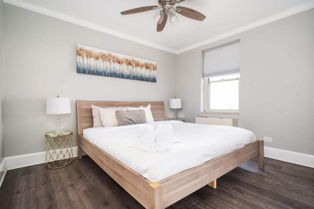 Center Downtown! King Bed! Private Balcony! Pt8i
