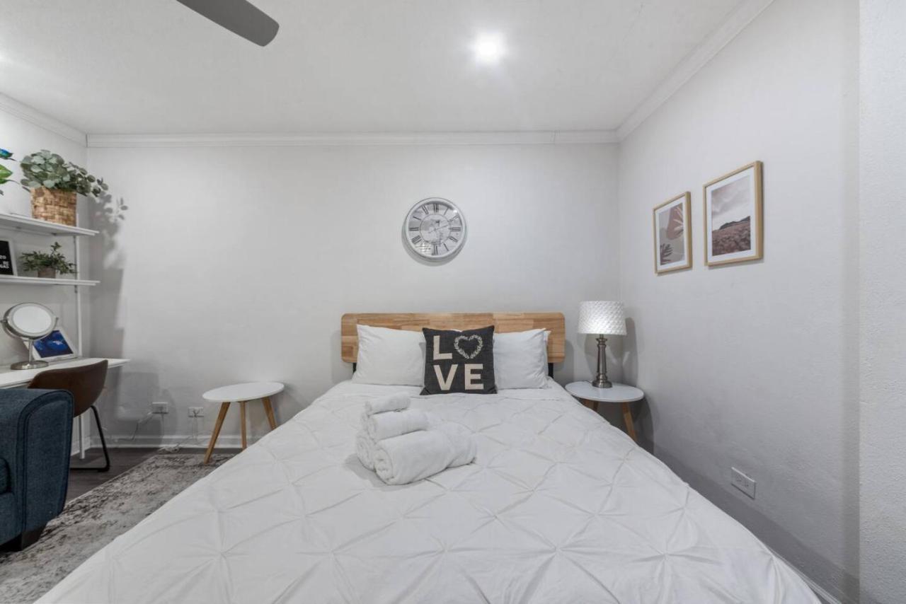 High-quality Downtown Living - Skyline View *