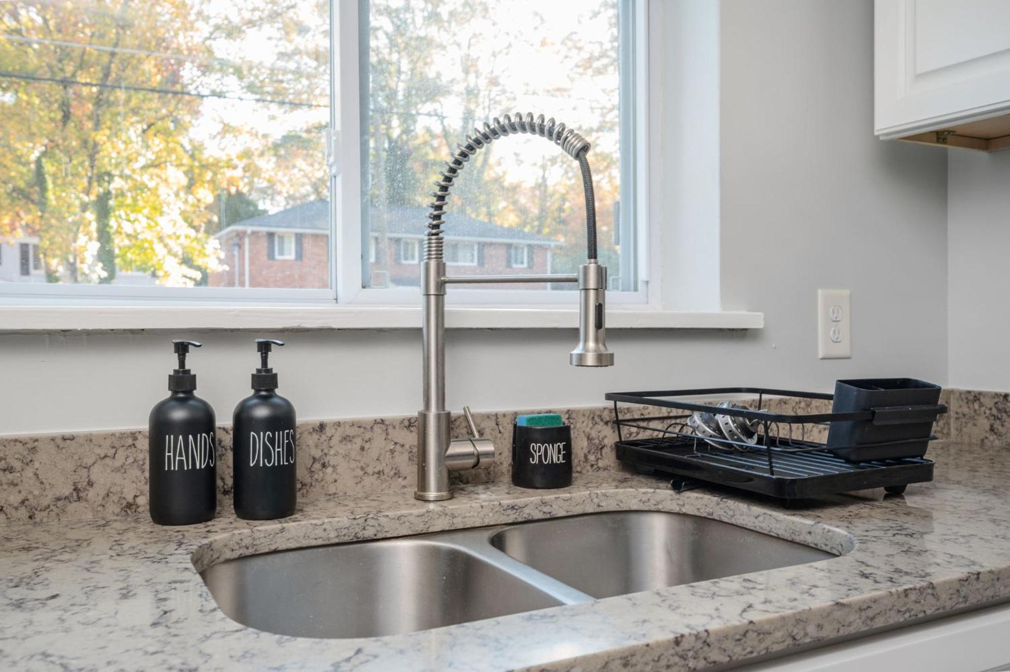 Apartment The Traveler's Retreat, 5 Mins To Airport And 15 Mins To Downtown